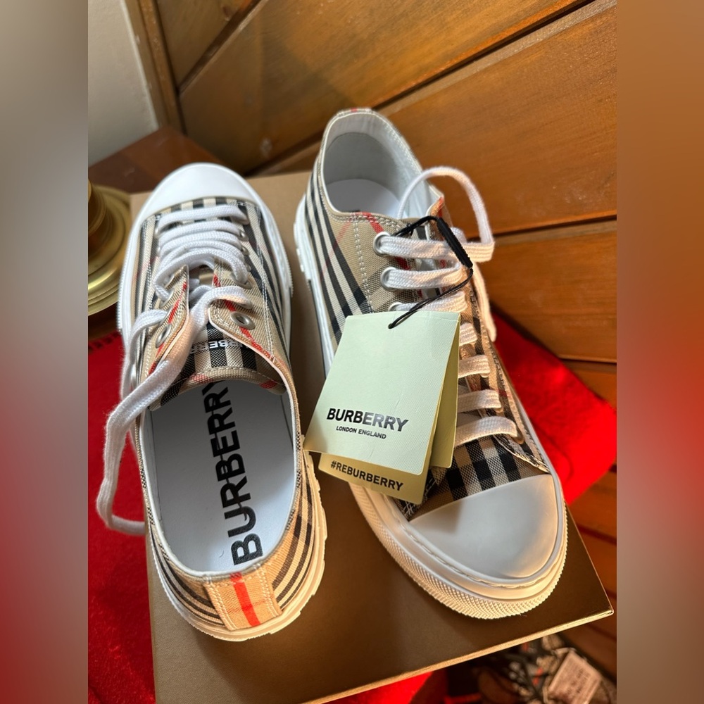 Brand new with Tag Burberry Unisex snickers size 8 MEN asking $499.